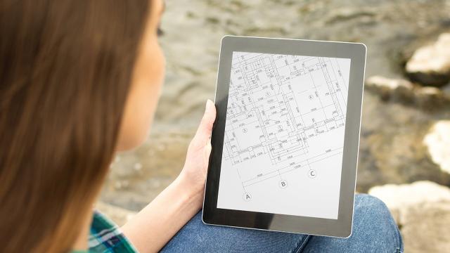 Plano urbanístico en una tablet