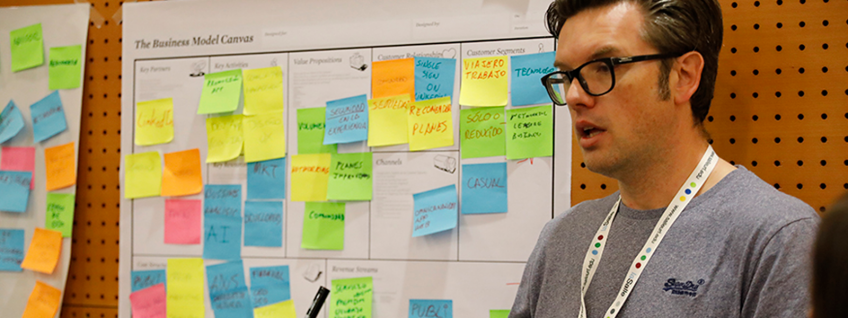 hombre presentando tesis 4 minutos