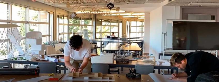 alumnes treballant en el design studio