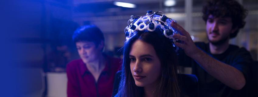 alumnos investigando neurociencia